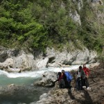 Escursionisti sulle rive del fiume Lao